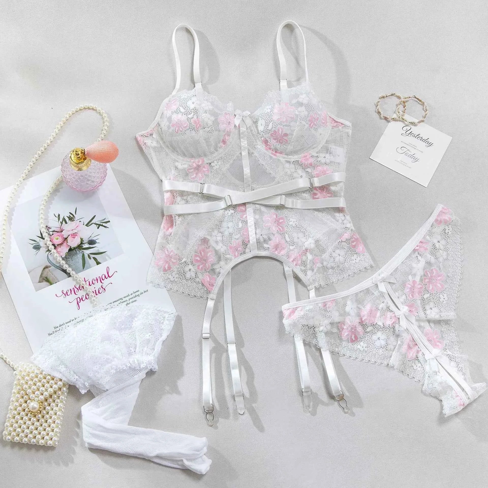 White underwear with flower embroidery - Amaratime lingerie